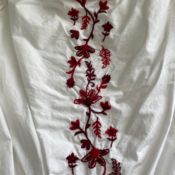 beachlunchlounge Off the Shoulders  Blouse with Red Embroidery - Picture 3 of 9